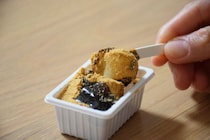 「既視感の正体これか…！？」ハイブラ新作バッグが“誰もが知ってる銘菓”のパッケージに似てる！？「中からきな粉が出そう」SNSで2万いいね超の反響