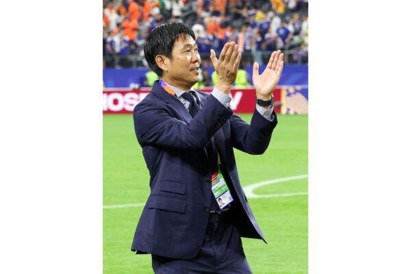 「二度見した」「一瞬本物かと」ピン芸人の“森保監督”モノマネが話題…!絶妙“メモ帳”ショットに「森保70%」SNSで笑い誘う