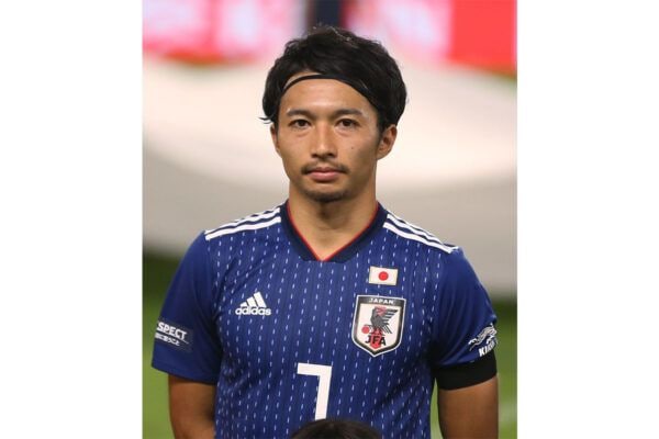 【W杯熱狂の裏で…】元日本代表・柴崎岳(34)&真野恵里菜(35)“ディズニーお泊まり”「服は夫が買ってくれていたシャツ」反響集まる