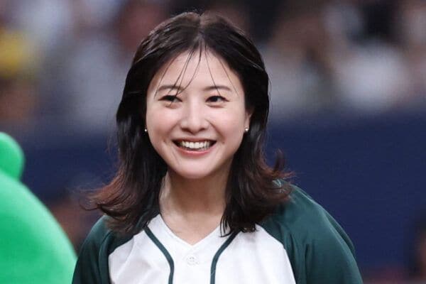 吉高由里子(37)、バラエティーで “白髪チラリ”? も…「親近感ー!」 “芸能界一のモテ女” と言われ続ける 《天才的な愛嬌》