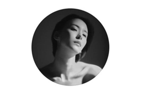 「奪われたい」… グラドル出身女優(30)、ドラマ撮影の “妖艶ショット” にファン悶絶 「迫られたい」「食べられたい」