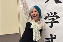 「再販」決定へ！ギラギラ超ド派手…“アナスイの青バッグ”なぜ人気？人気女性芸人が“神対応”で即完売、平成ギャルブームも後押しか