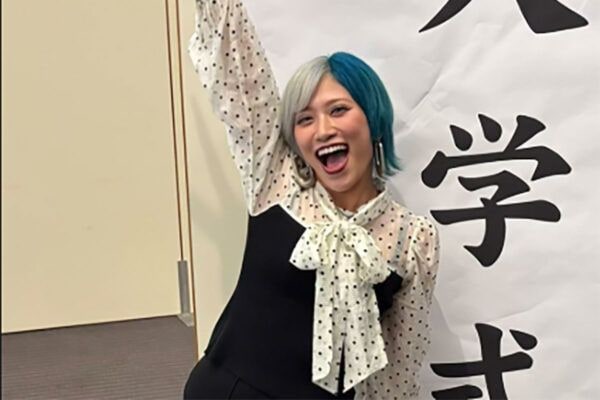 「再販」決定へ!ギラギラ超ド派手…“アナスイの青バッグ”なぜ人気?人気女性芸人が“神対応”で即完売、平成ギャルブームも後押しか