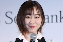 「つい胸元に目が…」　須田亜香里（34）、“美谷間チラリ” な真っ赤ワンピに　「ええ女度増してるんやない？」「色っぽいねぇ」