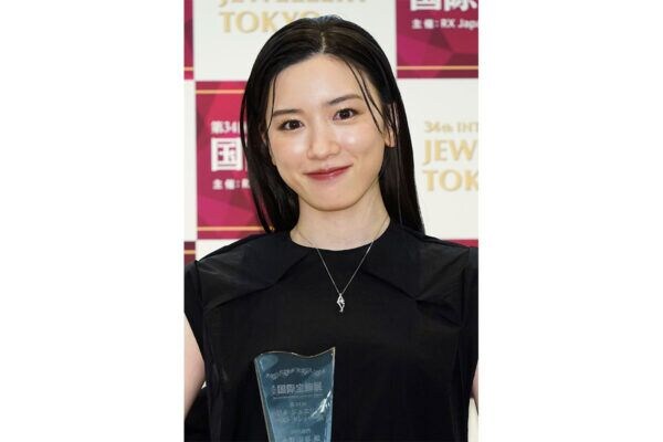 永野芽郁(26)“二の腕あらわ”最新ショットに16万「いいね」超え。ファンに向けて「いつも本当にありがとう」