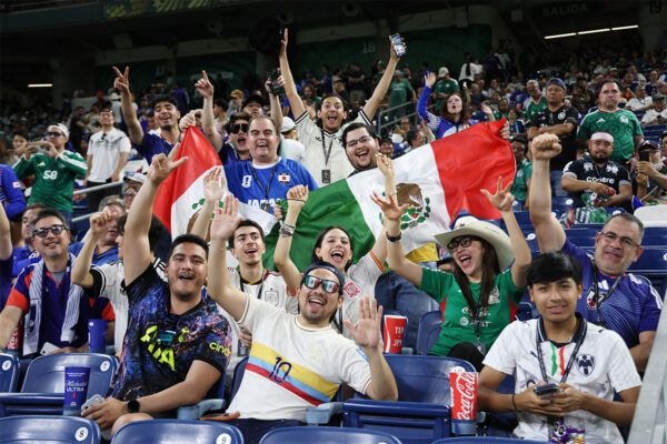 【サッカーW杯】「涙があふれた」　 日本代表に “大声援” 送ったメキシコ人たち、そのワケが…　「日本がどれほど 私たちに愛されているか」