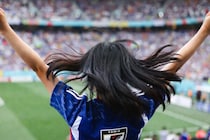 【サッカーW杯】日本代表選手の「彼女疑惑」でファン疑心暗鬼…！？ウワサの27歳美女・新田さちかが明かしたVIP席観戦の真相