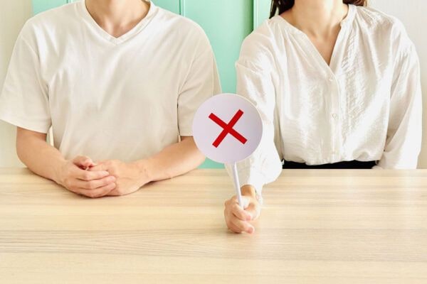 【夫婦問題】夫が“イケてない”と嘆く妻たち…「必死さが痛々しい…」「うっす!」気づいた瞬間のリアルな声