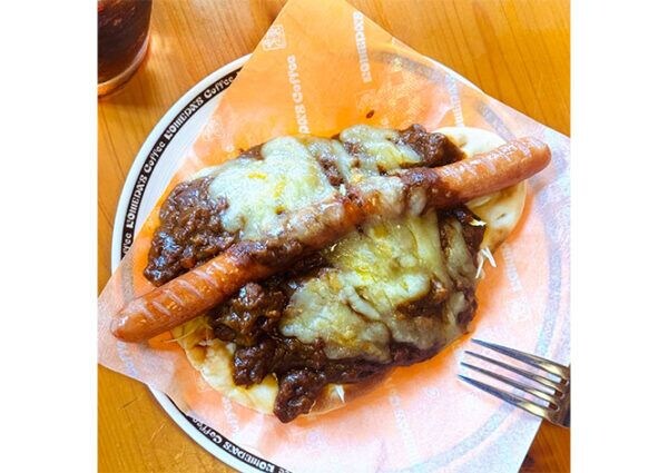 【コメダ珈琲店】大迫力の新作「カリーナンドッグ」ボリュームがヤバイ！あふれるスパイスカレーに舌鼓♪