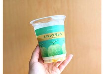 【ファミマ】果実をまるっと「味わうごほうびフラッペ」“メロン味”を実食！赤肉メロン果肉・青肉メロン果汁の2種がぜいたく♪