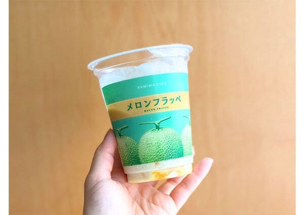 【ファミマ】果実をまるっと「味わうごほうびフラッペ」“メロン味”を実食!赤肉メロン果肉・青肉メロン果汁の2種がぜいたく♪