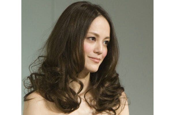 「アラサーに見える」「なんで老けない！」　牧瀬里穂（54）に注がれる熱視線、　プライベートでは “桁違いセレブ” ！