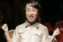 ゆってぃ（49）、結婚式で家族3人おそろい “ネタ衣装”…　「いい写真すぎる」「よめってぃカワイイ」　2022年に結婚