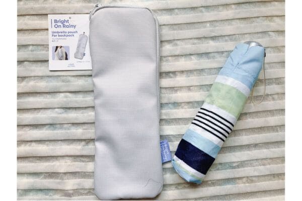 【スリコ】梅雨グッズ、こんなところに付けれるの！？“撥水傘ポーチ”550円（税込み）で梅雨を快適に乗り切る♪