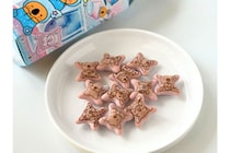 【実食】平成感ただよう「コアラのマーチ」“中身”はどうなっているの！？「ファンタジーソーダ味」“紫×青”で色味も斬新！