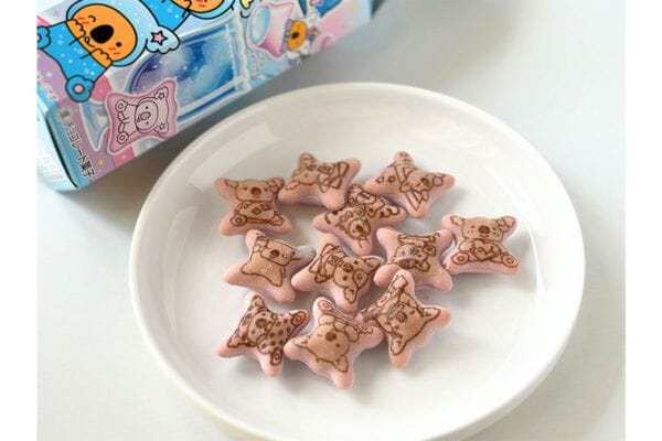 【実食】平成感ただよう「コアラのマーチ」“中身”はどうなっているの!?「ファンタジーソーダ味」“紫×青”で色味も斬新!