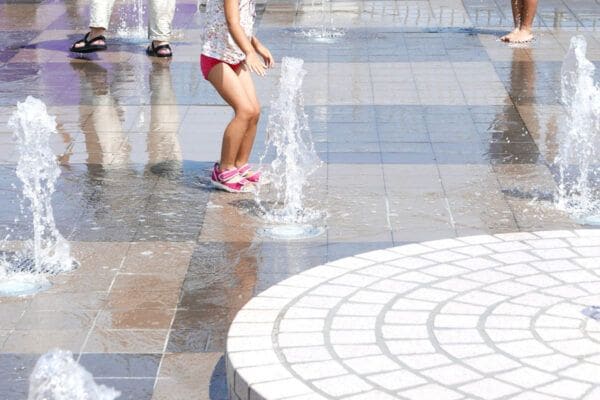 「衛生的に…」子どもが遊ぶじゃぶじゃぶ池は“汚い”のか？「熱出した」「過度に怖がりすぎ」SNSで物議