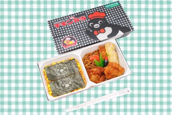コック帽姿のペンギンに注目「Suicaのペンギン チキンのり弁」数量限定発売！弁当保冷バッグも見逃せない