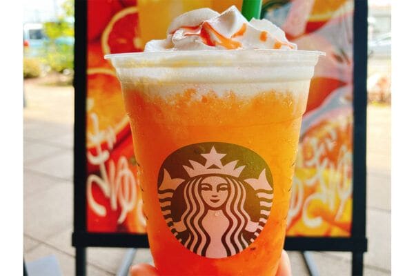 【スタバ】実食レビュー「ぎゅぎゅっと オレンジ & マンゴー フラペチーノ」SNSで8万いいね超え!“果肉と果汁”を頬張る一杯