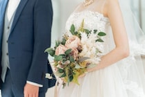「写真すら撮らなかった…」話題の“ナシ婚・ジミ婚”で後悔する人の共通点とは？ 経験者が語る「満足」と「数年後の本音」