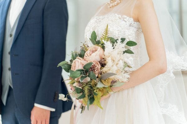 「写真すら撮らなかった…」話題の“ナシ婚・ジミ婚”で後悔する人の共通点とは？ 経験者が語る「満足」と「数年後の本音」