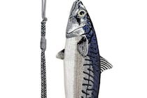肩に掛けると…「魚釣り帰りにしか見えない」　本物そっくりな “鯖バッグ” に衝撃　「リアル過ぎる」刺繍と、気になるお値段