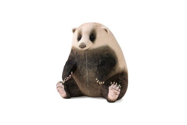 「まさかの需要」！？ “ズーラシア園長” が絶賛抱きしめる 《アナグマ クッション》 クラファン達成　「真ん丸かわいい」