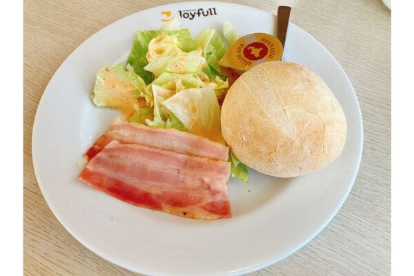 【ジョイフル】“ワンコイン”でお釣りがくる「ベーコンモーニング」328円!? 驚愕のコスパ最強「おてがるモーニング」とは?
