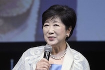 小池都知事の“ファッション”が女性から大注目！？「着画集のよう」「リアルなお手本！」有名ブランドを着こなす“百合子コーデ”にSNSが注目