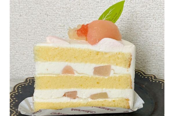 【シャトレーゼ】“純生クリーム”がずっしり、国産桃のリッチなケーキ「北海道産純生クリーム使用 プレミアムショート 山梨県産白桃」に舌つづみ♪