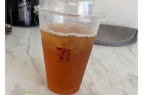 「こりゃウマイ！」セブン紅茶が「＋50円」で激変…！？ 「黒みつ」以来の新カスタムに「お店の味」「神の飲み物」と話題騒然