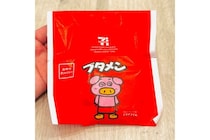 【セブン-イレブン】“中身”ポン・デ・リングかと思った…「おかしなチキン（ブタメンとんこつ味）」味の再現度は？