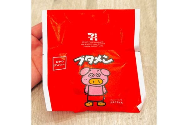 【セブン-イレブン】“中身”ポン・デ・リングかと思った…「おかしなチキン（ブタメンとんこつ味）」味の再現度は？