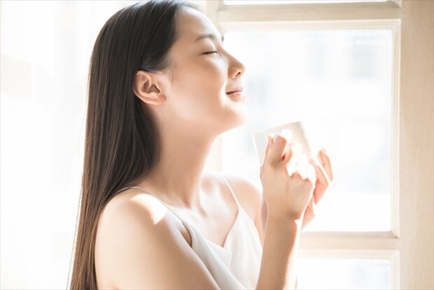 コーヒーを飲む女性