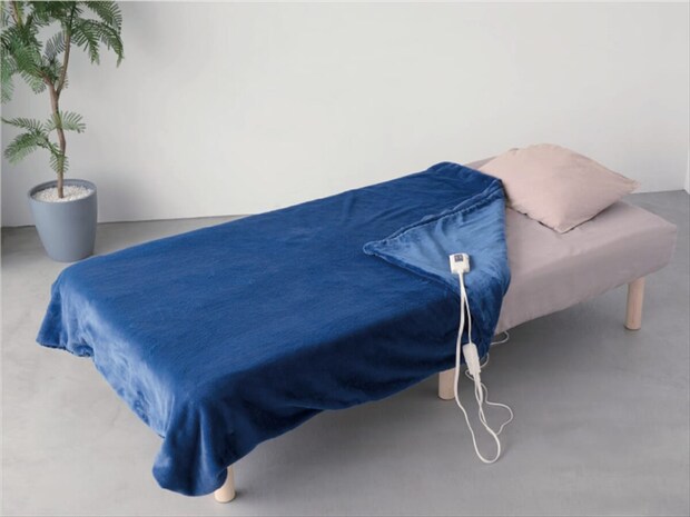 極上のシルキータッチで足ポカ快眠♡人気シリーズ「プレミアムフェイクファー電気毛布」に新色ネイビーが登場