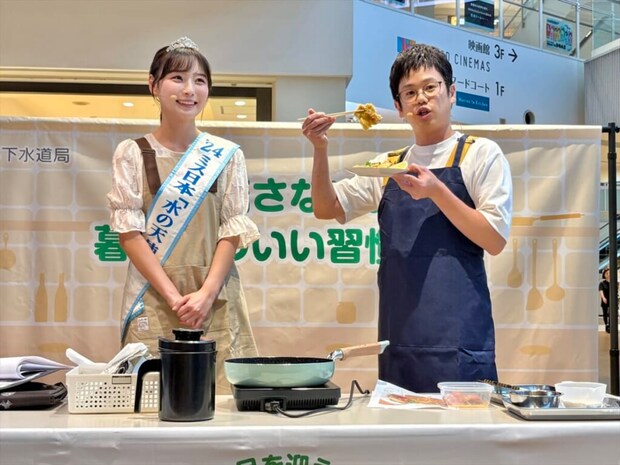 （左）2024 ミス日本「水の天使」 安井 南さん、（右）子育てインフルエンサー 木下 ゆーきさん　調理の様子
