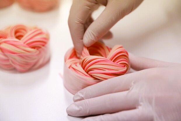 職人によって1つずつ手作業で作られています