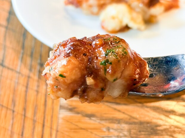 フォークで持ち上げた「成城石井自家製 3種チーズと牛肉ラグーソースのポテトグラタン」