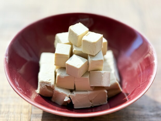 お皿に盛られた「成城石井 クリームチーズたまり醤油漬」