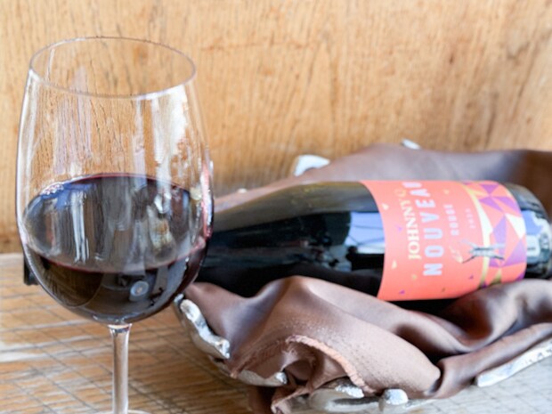 グラスに入った「ジョニーQ ヌーヴォ 2025(立冬ヌーヴォ)」