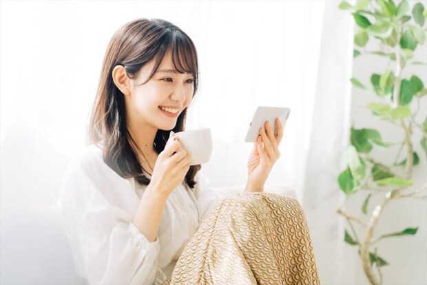 スマホの画面をみる女性
