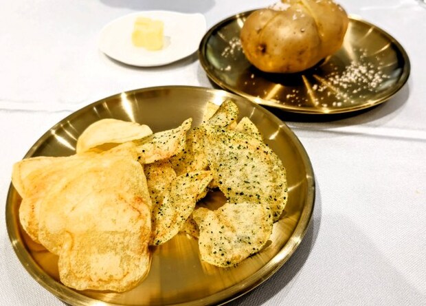 湖池屋オンラインショップ限定・2025年版「今金男しゃくポテトチップス」2種の味（先行お披露目会にて）