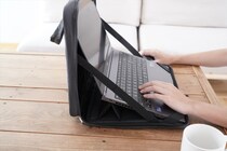 広げるだけですぐに作業できる「そのまま使えるPCケース」新発売！シンプルなデザインでとにかく使い勝手よし