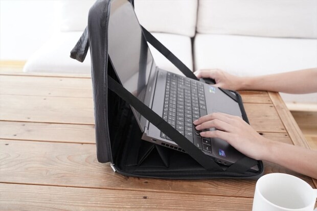 広げるだけですぐに作業できる「そのまま使えるPCケース」新発売!シンプルなデザインでとにかく使い勝手よし