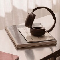 チョコレートのようなブラウンカラー♡密閉型ワイヤレスヘッドホン「Sudio K2 Pro」に新色が登場