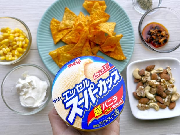 【明治 エッセル スーパーカップ】食べるラー油・花椒・コーン！？意外なカスタマイズ試してみた！