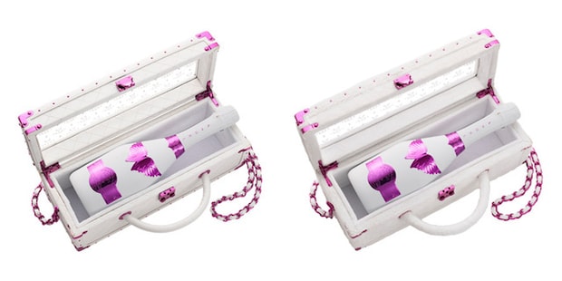  肩掛けもできるベルトが付いたバニティタイプの特製BOX入り