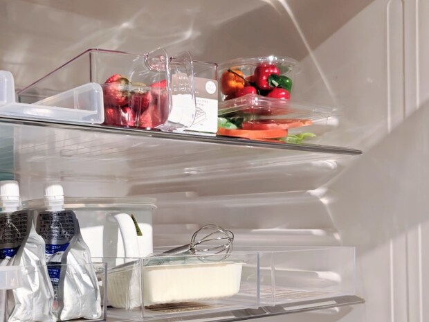 ライフソリューションブランド「KEYUCA」 2026年2月4日（水）2026年春の新作発表会」整理収納アドバイザー・中山真由美さんによる新生活収納術の様子（ハンドル付きクリアストッカー）