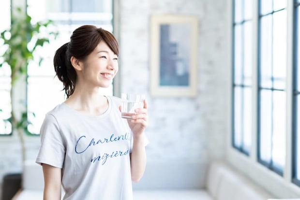 水を飲む女性　笑顔