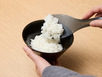 驚くほどごはんがくっつかない！「快適しゃもじ」新登場｜衛生的に保管できる収納ケースも